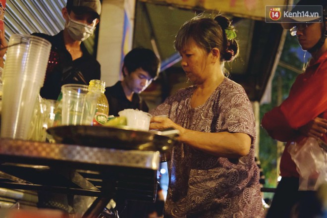 Tr&agrave; đ&agrave;o chờ 30 năm ở vỉa h&egrave; S&agrave;i G&ograve;n: Đ&ocirc;ng kh&aacute;ch tới 2 giờ s&aacute;ng, xếp h&agrave;ng cả tiếng đồng hồ mới mua được - Ảnh 3.