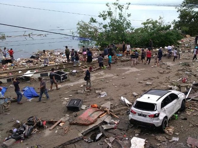 Hiện trường tan hoang sau trận động đất, sóng thần ở Indonesia - Ảnh 2.
