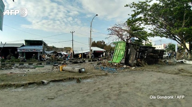 Hiện trường tan hoang sau trận động đất, sóng thần ở Indonesia - Ảnh 4.