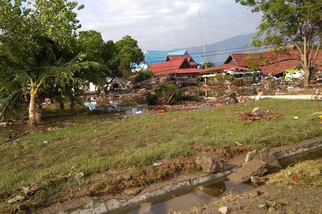 Hiện trường tan hoang sau trận động đất, sóng thần ở Indonesia - Ảnh 8.