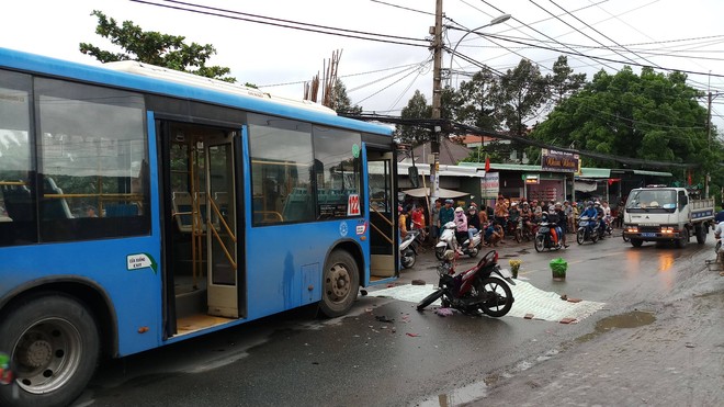 TP.HCM: Xe máy lấn làn ngược chiều tông trực diện xe buýt, nam phụ hồ 18 tuổi tử vong  - Ảnh 1.