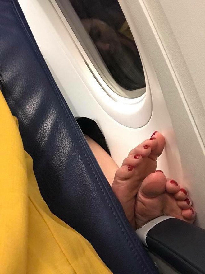 Những bàn chân ma thuật trên máy bay, xe khách khiến dân mạng chỉ biết thả reaction phẫn nộ - Ảnh 2.