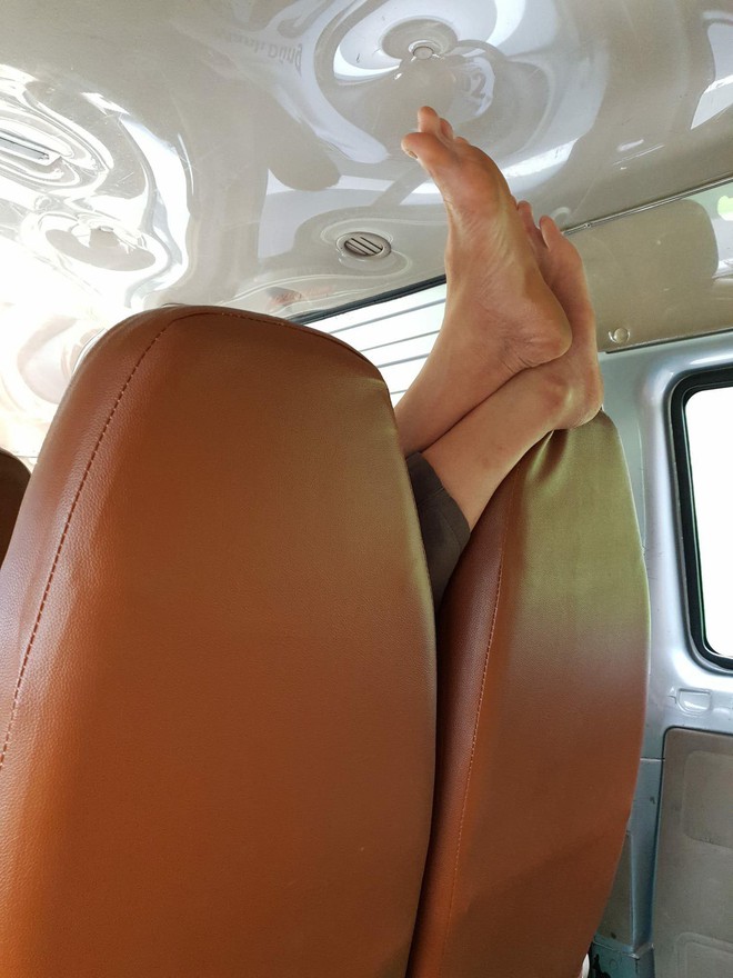 Những bàn chân ma thuật trên máy bay, xe khách khiến dân mạng chỉ biết thả reaction phẫn nộ - Ảnh 9.