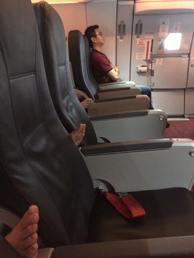 Những bàn chân ma thuật trên máy bay, xe khách khiến dân mạng chỉ biết thả reaction phẫn nộ - Ảnh 1.