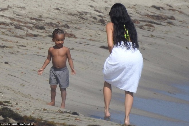 Chị em Kardashian diện bikini: Kendall v&agrave; Kourtney hở đến nhức mắt, Kim lại bất ngờ k&iacute;n đ&aacute;o nhất - Ảnh 3.