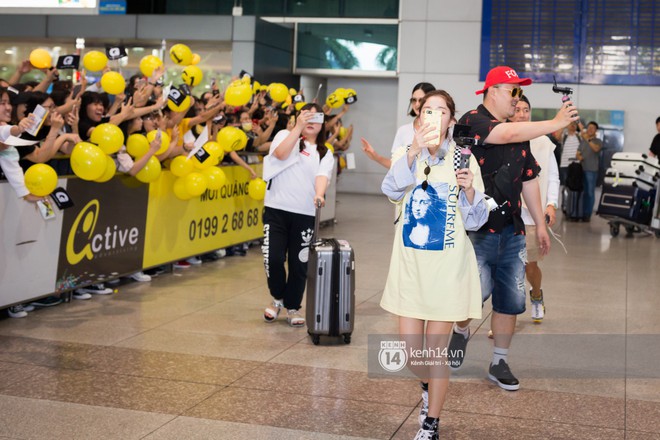 Dara đẹp không tì vết, hack tuổi khó tin bên dàn sao Hàn tại sân bay Tân Sơn Nhất - Ảnh 4.