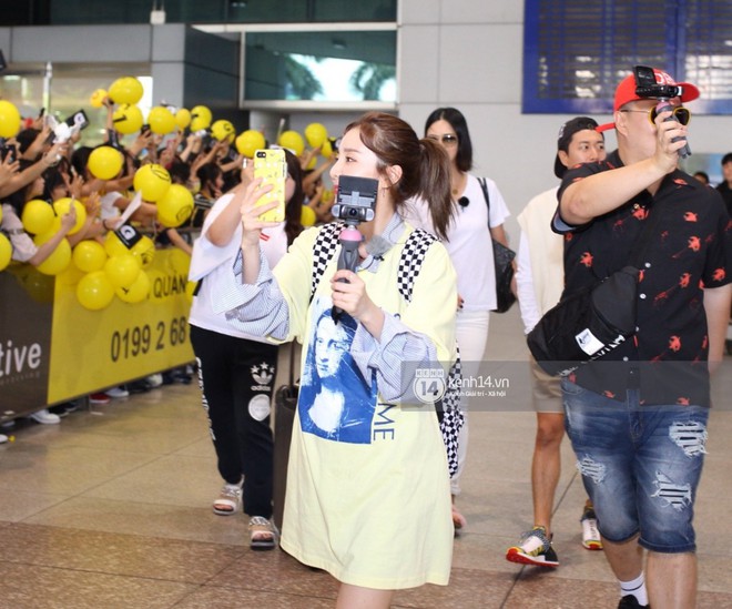 Dara đẹp không tì vết, hack tuổi khó tin bên dàn sao Hàn tại sân bay Tân Sơn Nhất - Ảnh 7.