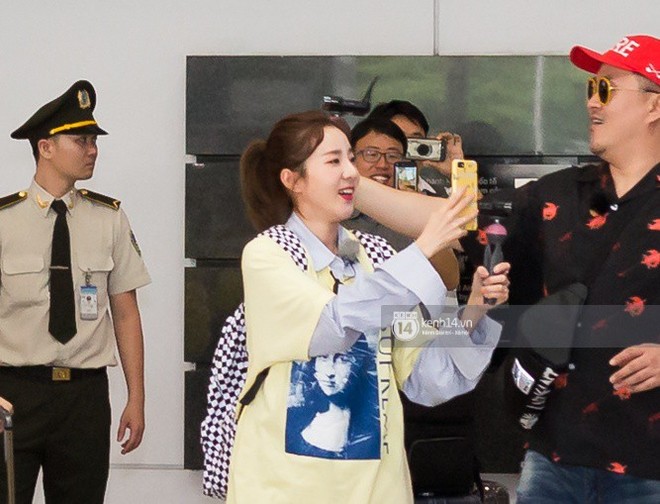 Dara đẹp không tì vết, hack tuổi khó tin bên dàn sao Hàn tại sân bay Tân Sơn Nhất - Ảnh 3.