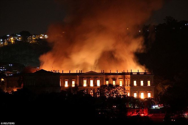 Bảo tàng Quốc gia Brazil chìm trong biển lửa giữa đêm - Ảnh 1.