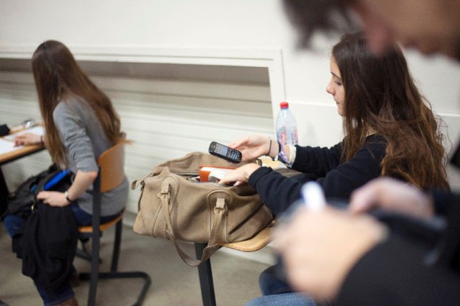 Pháp cấm sử dụng điện thoại di động trong trường học trên toàn quốc - Ảnh 1.