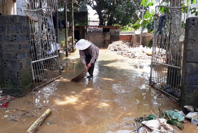 Kinh ho&agrave;ng b&ugrave;n đất ngập tận n&oacute;c lớp học - Ảnh 15.
