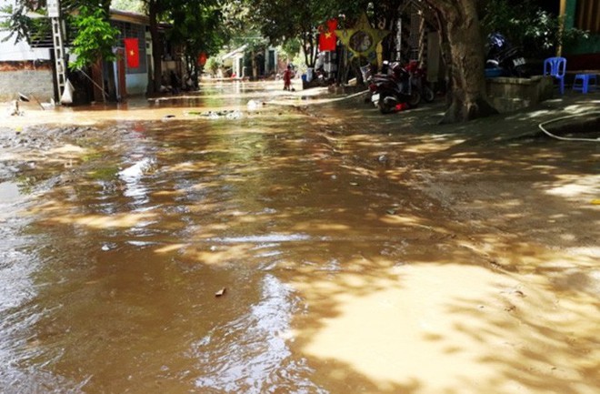 Kinh ho&agrave;ng b&ugrave;n đất ngập tận n&oacute;c lớp học - Ảnh 16.