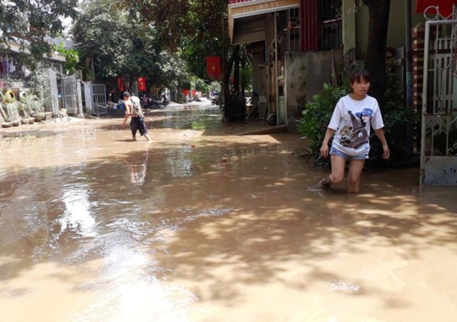 Kinh ho&agrave;ng b&ugrave;n đất ngập tận n&oacute;c lớp học - Ảnh 17.