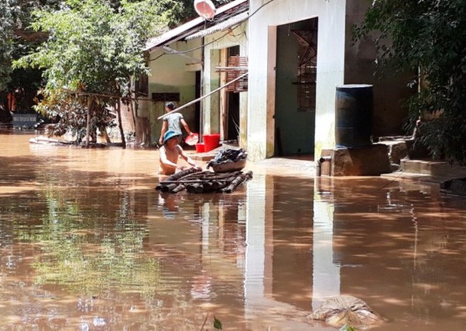 Kinh ho&agrave;ng b&ugrave;n đất ngập tận n&oacute;c lớp học - Ảnh 18.