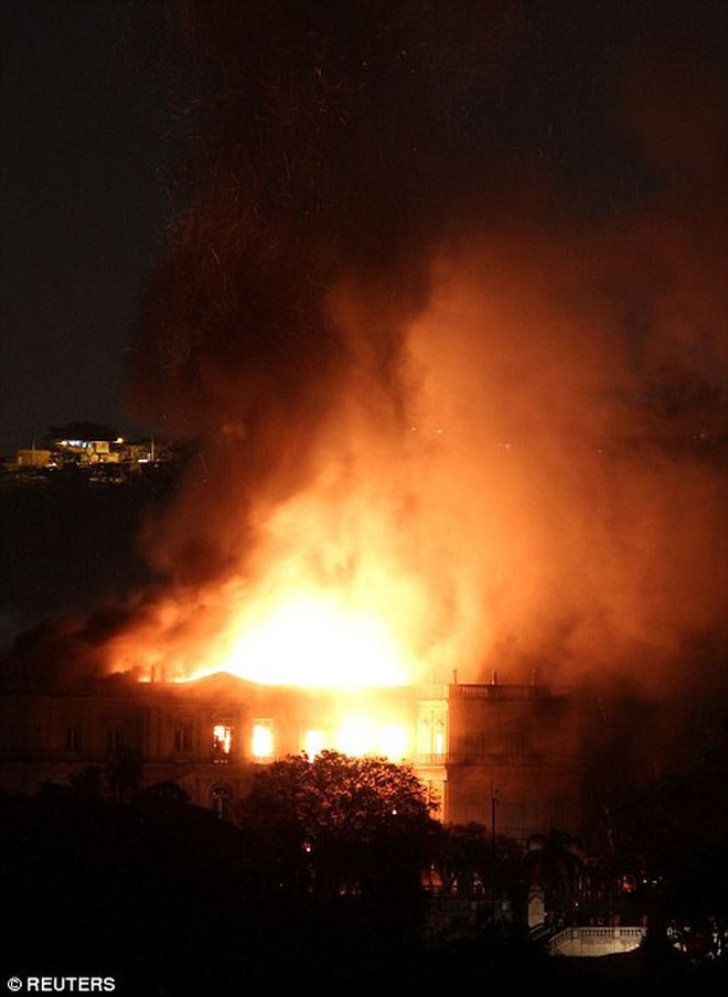 Bảo tàng Quốc gia Brazil chìm trong biển lửa giữa đêm - Ảnh 6.