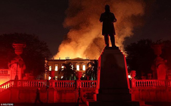 Bảo tàng Quốc gia Brazil chìm trong biển lửa giữa đêm - Ảnh 8.