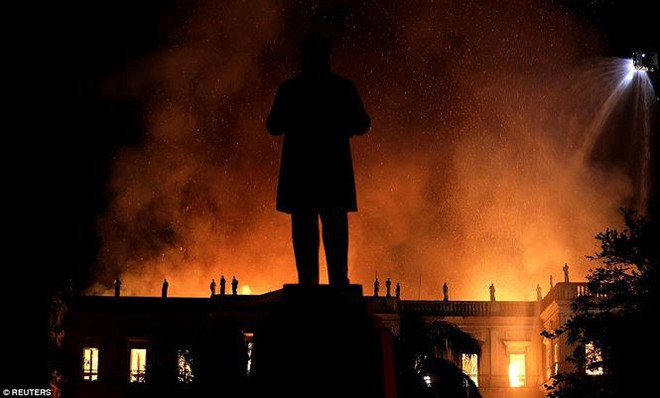 Bảo tàng Quốc gia Brazil chìm trong biển lửa giữa đêm - Ảnh 9.