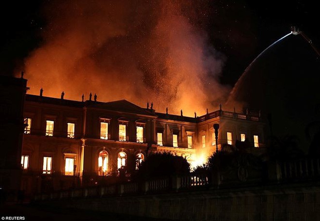 Bảo tàng Quốc gia Brazil chìm trong biển lửa giữa đêm - Ảnh 4.