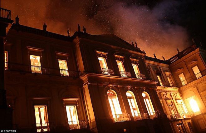 Bảo tàng Quốc gia Brazil chìm trong biển lửa giữa đêm - Ảnh 5.