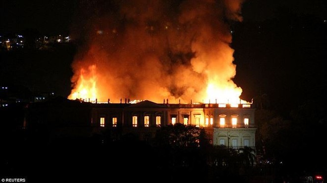 Bảo tàng Quốc gia Brazil chìm trong biển lửa giữa đêm - Ảnh 3.