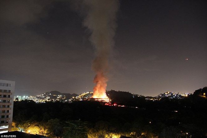 Bảo tàng Quốc gia Brazil chìm trong biển lửa giữa đêm - Ảnh 2.