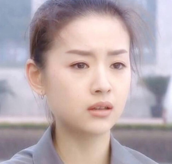 Cho&aacute;ng với nhan sắc thật sự tuổi 38 của Ho&agrave;ng hậu Đổng Khiết: Da chảy xệ, gương mặt to&agrave;n nếp nhăn - Ảnh 1.