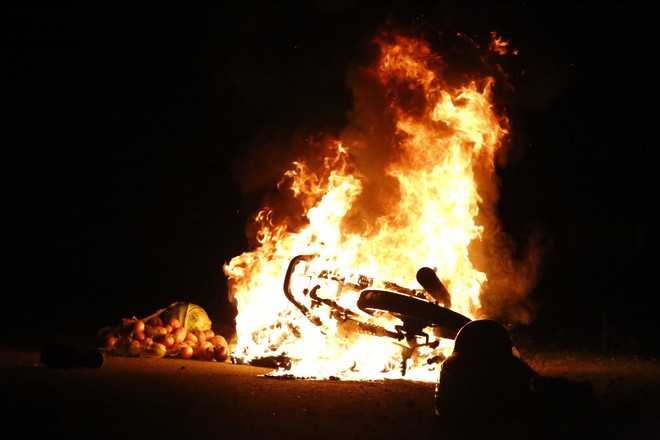 Xe máy bỗng dưng bốc cháy khi đổ đèo, cặp vợ chồng vứt xe thoát thân - Ảnh 2.