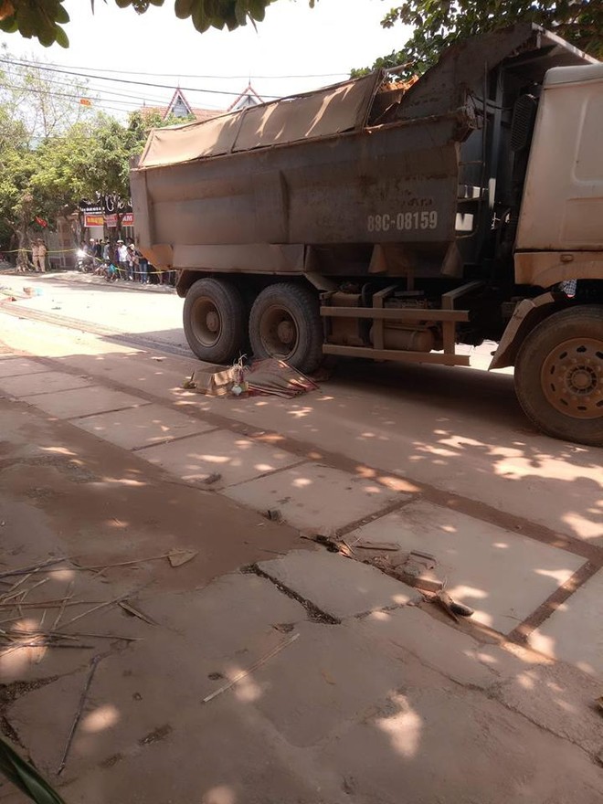 Vĩnh Phúc: Va chạm với xe ben trên đường đi bốc thuốc nam, hai vợ chồng tử vong thương tâm - Ảnh 1.