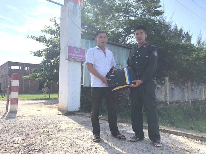Nhặt được balo chứa gần 400 triệu đồng, chiến sĩ CSCĐ trả lại người đ&aacute;nh rơi - Ảnh 1.