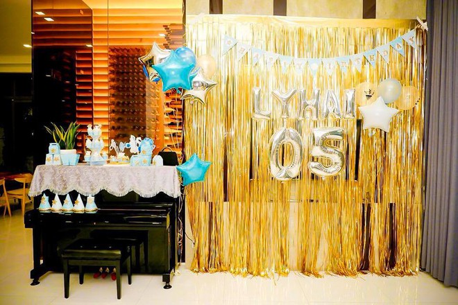 L&yacute; Hải đ&oacute;n tuổi 50 b&ecirc;n vợ v&agrave; c&aacute;c con nhưng h&igrave;nh ảnh trang tr&iacute; trong bữa tiệc mới l&agrave; điều được ch&uacute; &yacute; - Ảnh 2.