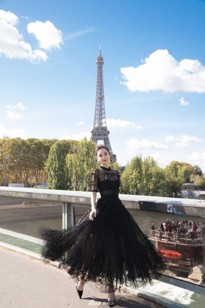 Dàn minh tinh Cbiz tại Paris Fashion Week: Angela Baby đẹp hết nấc, Nhàn Phi đẳng cấp bên Ngụy Anh Lạc - Ảnh 1.