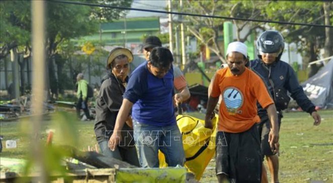 Nạn nhân thiệt mạng vụ động đất, sóng thần tại Indonesia lên tới 420 người - Ảnh 1.