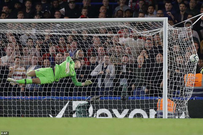 Tuyệt t&aacute;c cầu vồng kh&ocirc;ng thể tin nổi của người cũ khiến Chelsea tiếc ngẩn ngơ - Ảnh 3.