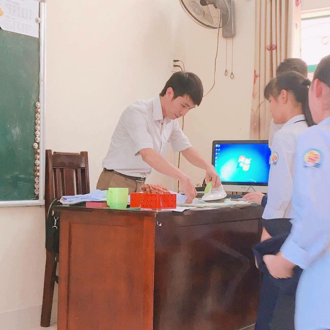 Hình ảnh siêu đáng yêu: Thầy giáo miệt mài là áo cho học sinh để có áo đẹp dự lễ khai giảng - Ảnh 1.