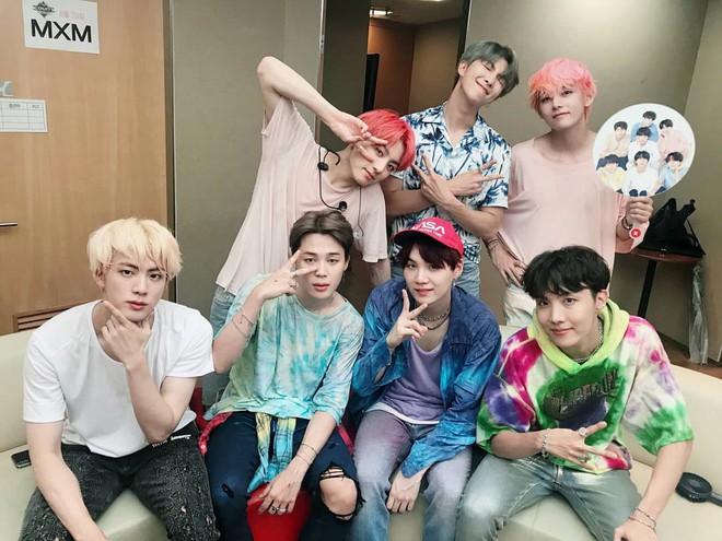 C&oacute; lẽ chỉ Army l&acirc;u năm mới nhận ra điểm thay đổi kh&aacute;c biệt trong phong c&aacute;ch của BTS từ xưa đến nay  - Ảnh 3.