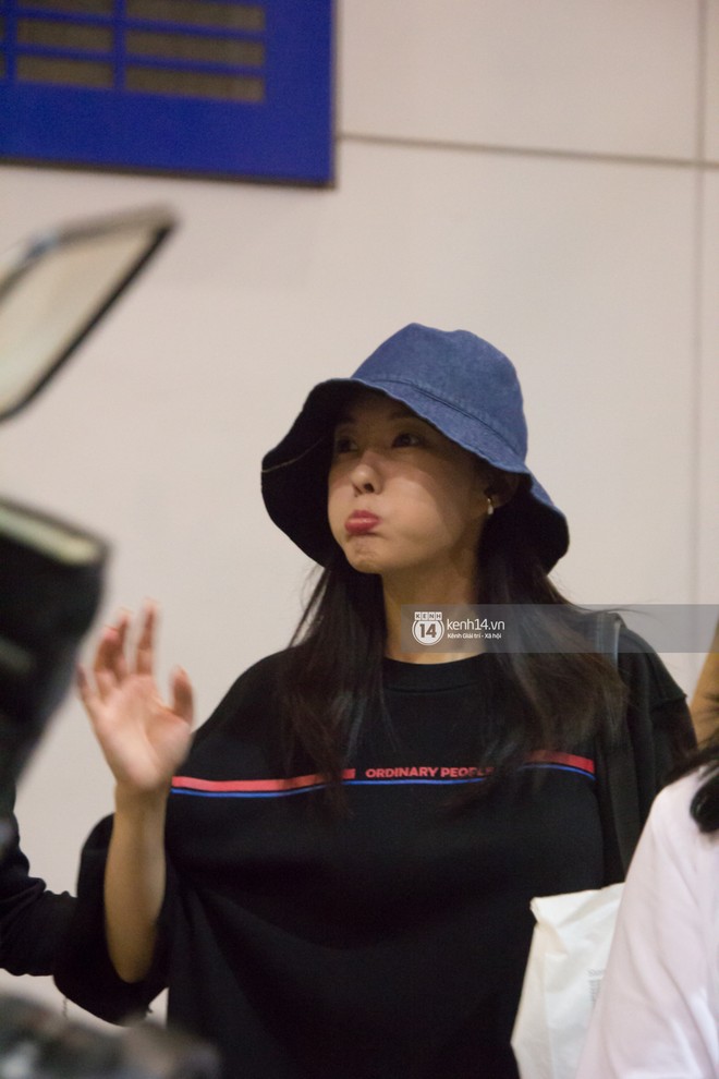 Bị biển fan Việt bao v&acirc;y giữa đ&ecirc;m, Hyomin (T-ara) vẫn qu&aacute; đẹp, khoe l&agrave;n da đ&aacute;ng ngưỡng mộ tại s&acirc;n bay T&acirc;n Sơn Nhất - Ảnh 1.