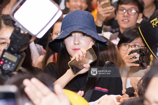 Bị biển fan Việt bao v&acirc;y giữa đ&ecirc;m, Hyomin (T-ara) vẫn qu&aacute; đẹp, khoe l&agrave;n da đ&aacute;ng ngưỡng mộ tại s&acirc;n bay T&acirc;n Sơn Nhất - Ảnh 8.