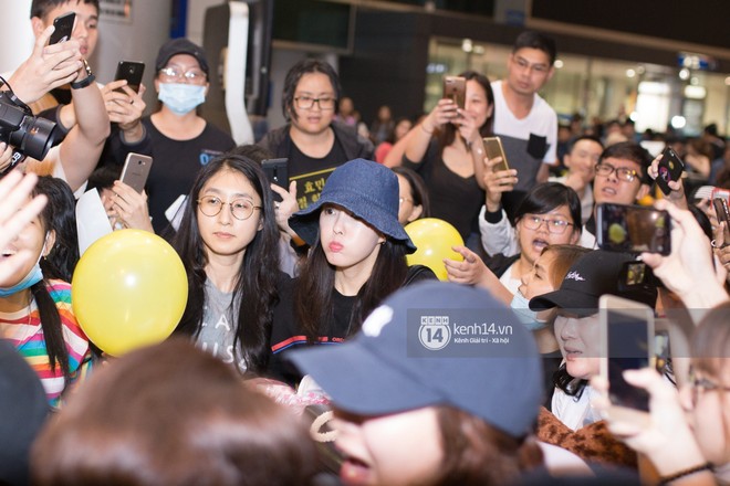 Bị biển fan Việt bao v&acirc;y giữa đ&ecirc;m, Hyomin (T-ara) vẫn qu&aacute; đẹp, khoe l&agrave;n da đ&aacute;ng ngưỡng mộ tại s&acirc;n bay T&acirc;n Sơn Nhất - Ảnh 5.