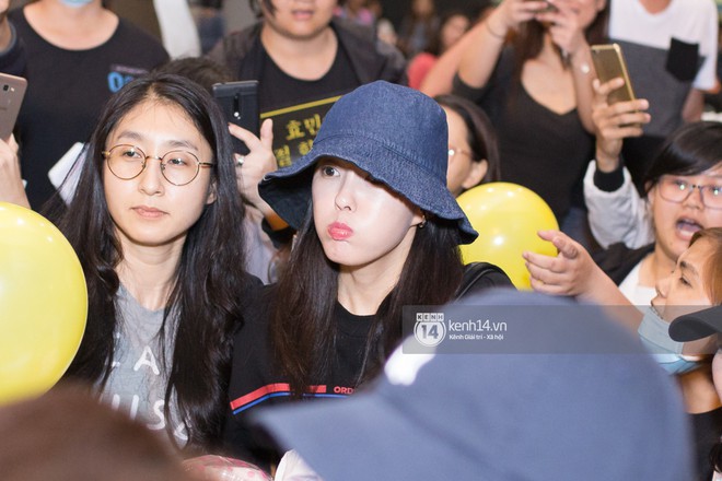 Bị biển fan Việt bao v&acirc;y giữa đ&ecirc;m, Hyomin (T-ara) vẫn qu&aacute; đẹp, khoe l&agrave;n da đ&aacute;ng ngưỡng mộ tại s&acirc;n bay T&acirc;n Sơn Nhất - Ảnh 9.