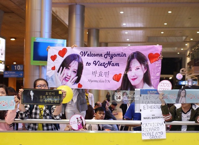 Bị biển fan Việt bao v&acirc;y giữa đ&ecirc;m, Hyomin (T-ara) vẫn qu&aacute; đẹp, khoe l&agrave;n da đ&aacute;ng ngưỡng mộ tại s&acirc;n bay T&acirc;n Sơn Nhất - Ảnh 17.