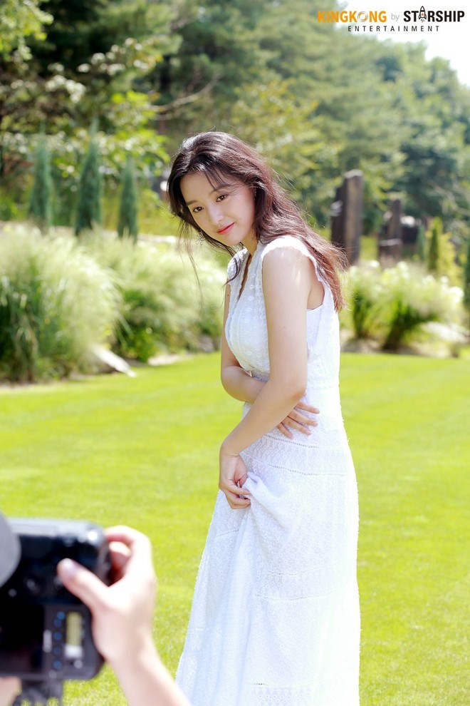 Náo loạn trước bộ ảnh hậu trường của mỹ nhân Hậu duệ mặt trời Kim Ji Won: Khi nhan sắc vượt cả chuẩn nữ thần - Ảnh 2.