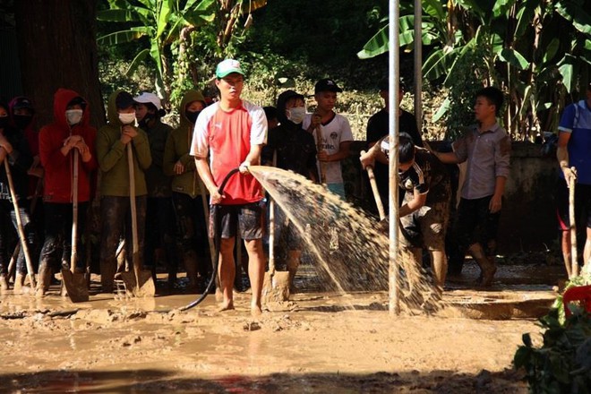 Nghệ An: 300 học sinh phải khai giảng năm học mới muộn hơn 1 tuần do bùn ngập trường - Ảnh 1.
