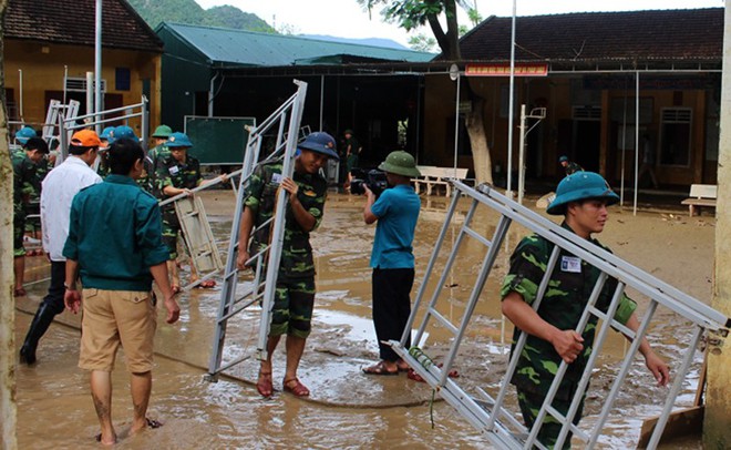 Nghệ An: 300 học sinh phải khai giảng năm học mới muộn hơn 1 tuần do bùn ngập trường - Ảnh 5.