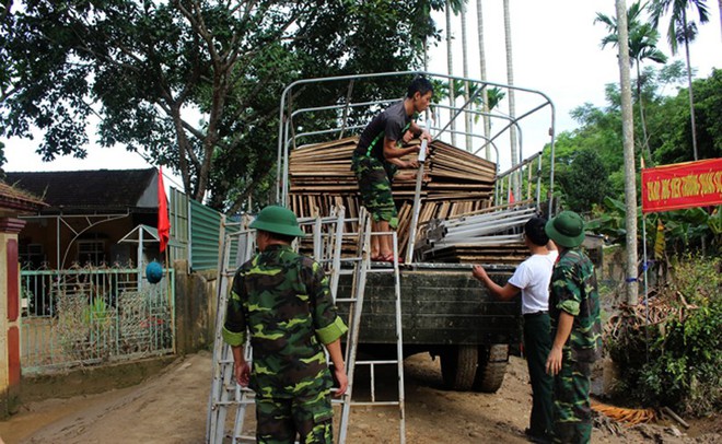 Nghệ An: 300 học sinh phải khai giảng năm học mới muộn hơn 1 tuần do bùn ngập trường - Ảnh 4.