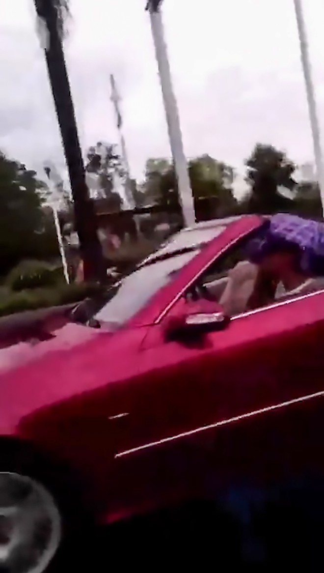 Hiện đại nhưng hại điện: Thanh niên lái xe mui trần vẫn phải dùng ô để che mưa - Ảnh 3.
