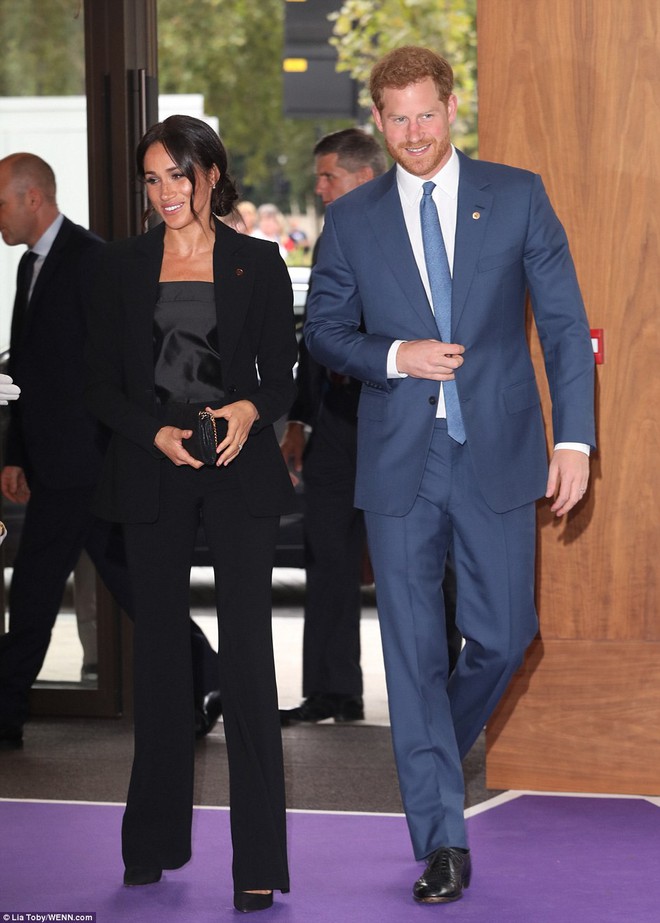 Nh&igrave;n th&igrave; rất sang nhưng C&ocirc;ng nương Meghan Markle lại bị ch&ecirc; tr&aacute;ch v&igrave; lỗi thời trang kh&ocirc;ng ai ngờ - Ảnh 1.