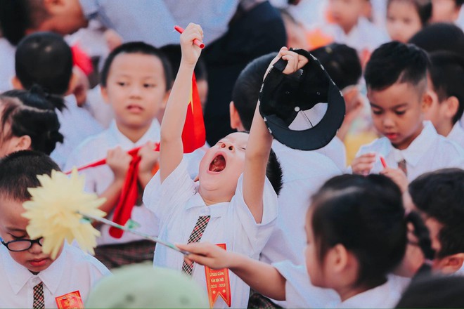 Chùm ảnh: Giọt nước mắt bỡ ngỡ và những biểu cảm khó đỡ của các em nhỏ trong ngày khai giảng - Ảnh 5.