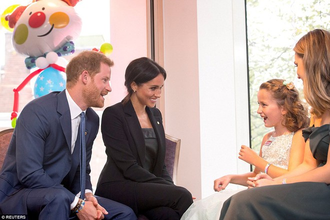 Nh&igrave;n th&igrave; rất sang nhưng C&ocirc;ng nương Meghan Markle lại bị ch&ecirc; tr&aacute;ch v&igrave; lỗi thời trang kh&ocirc;ng ai ngờ - Ảnh 6.