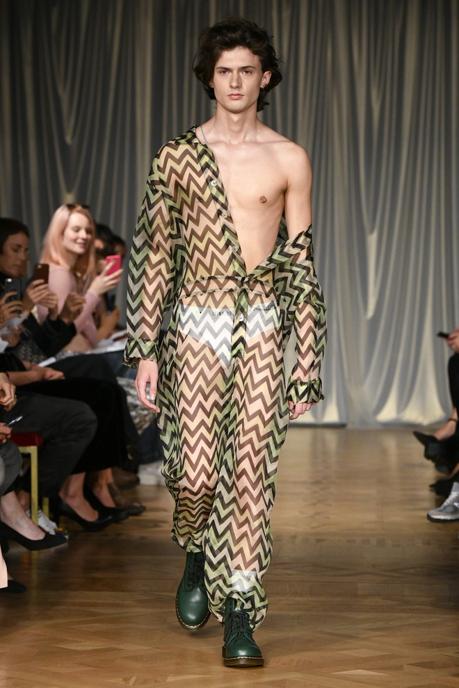 Nếu chưa từng thấy đàn ông mặc áo vảy cá, jumpsuit xuyên thấu hay croptop... thì hẳn là bạn chưa xem BST mới nhất của Lazoschmidl - Ảnh 3.
