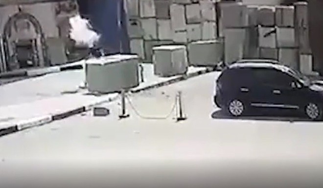 Balo ph&aacute;t nổ ngay trước khi kẻ đ&aacute;nh bom liều chết tiếp cận Đại sứ qu&aacute;n Mỹ - Ảnh 1.